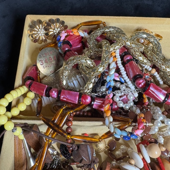 Lot of 521 g (1pound) of vintage wearable jewelry, felted box, over 40 pieces - Picture 6 of 7